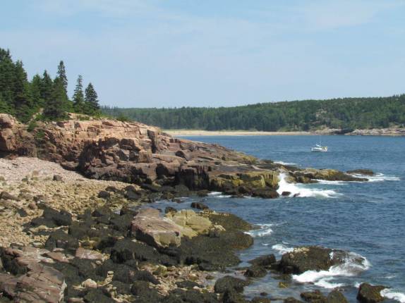 Litoral rochoso do Acadia National Park, no Maine - Estados Unidos